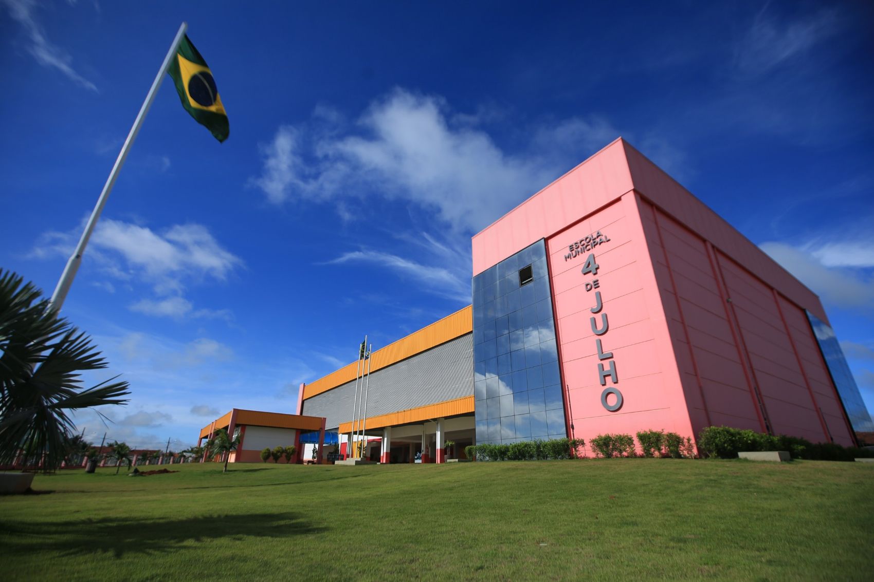 Escola Municipal 4 de Julho, com a bandeira do Brasil