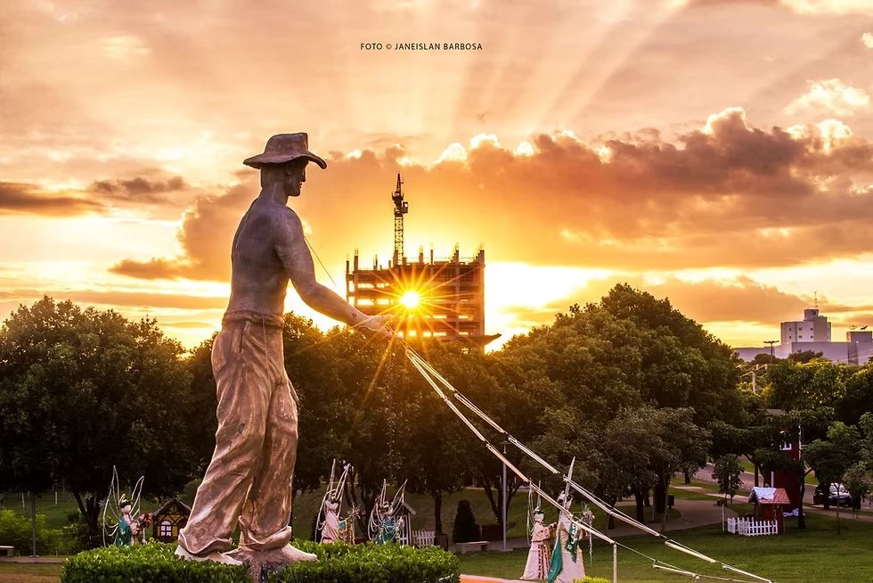 Monumento ao agricultor de Nova Mutum ao pôr do sol
