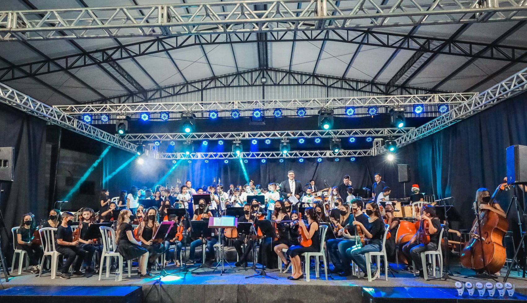 Orquestra de jovens se apresentando em um palco