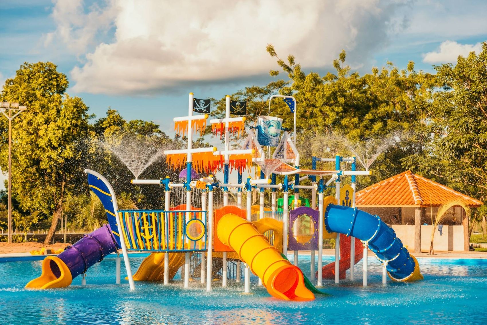 Parque aquático com escorregadores e piscina