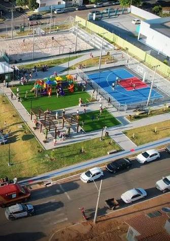 Praça com playground e quadra esportiva, vista de cima