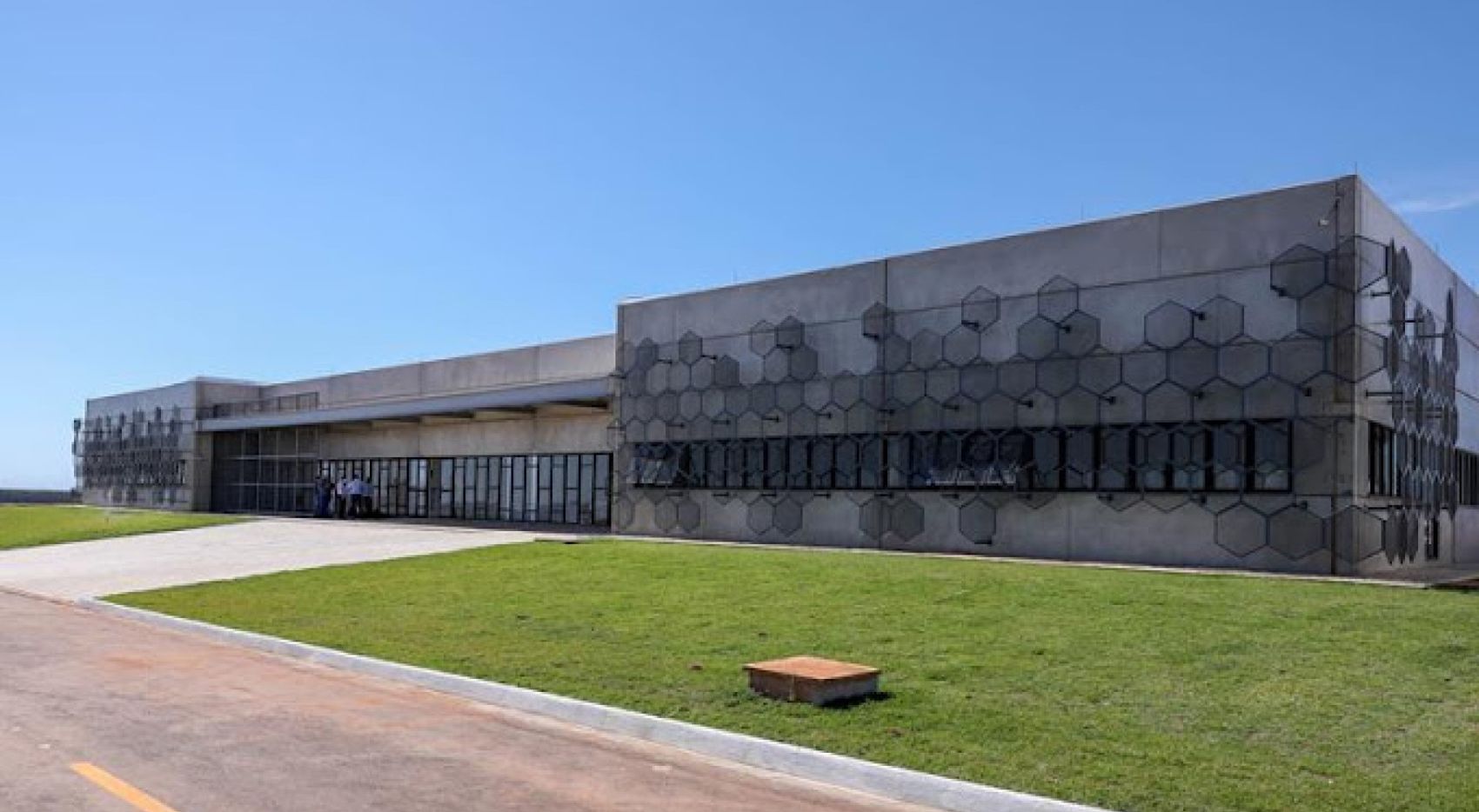 Fachada do ParkTech, em concreto com painel de hexágonos