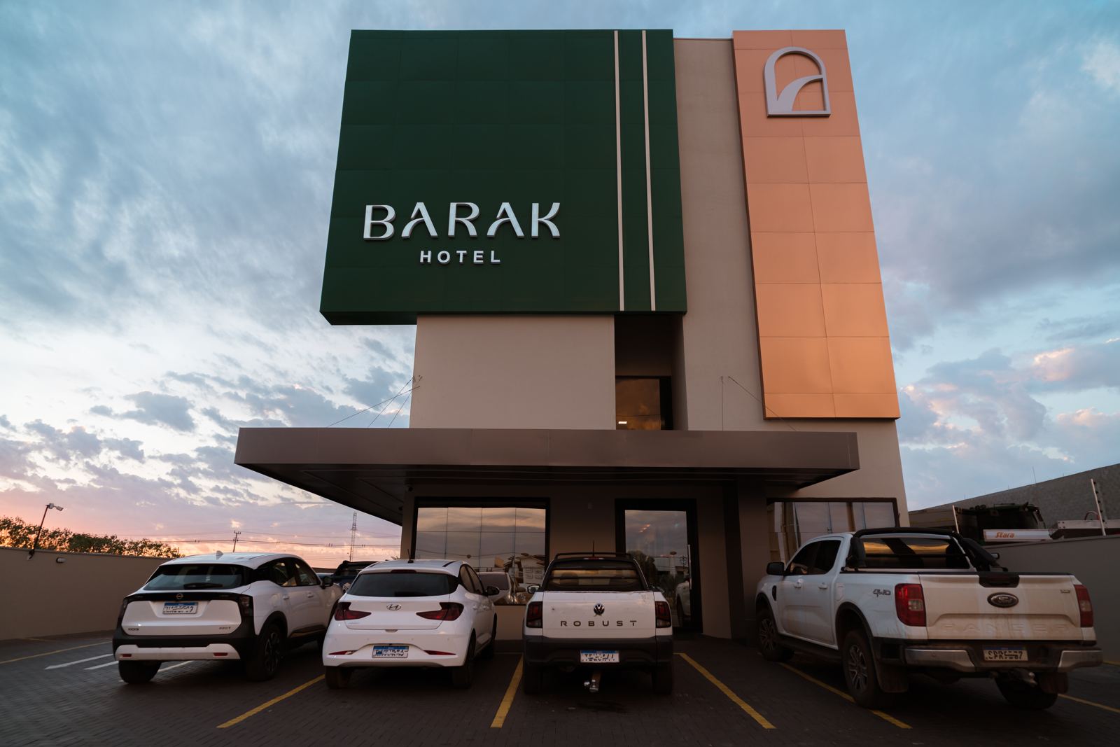 Fachada do Barak Hotel ao entardecer