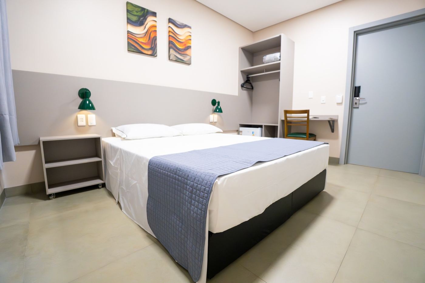 Quarto Single PCD, com cama de casal, guarda-roupa, TV e mesa de trabalho