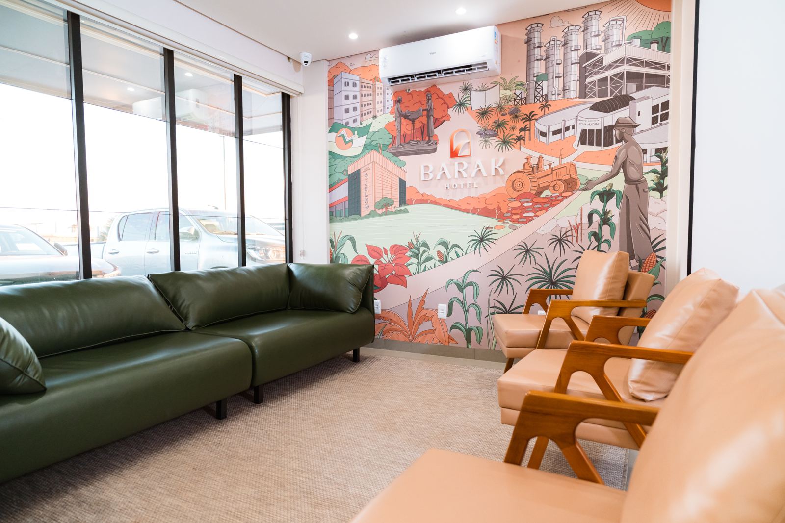 Recepção do Barak Hotel, com o mural ilustrado de Nova Mutum